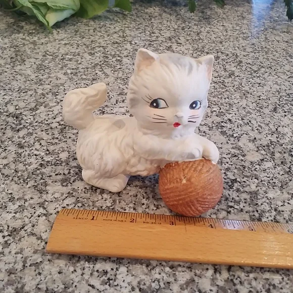1950's MCM Playful White & Gray Kitten With Yarn Ceramic Figurine - Picture 4 of 8